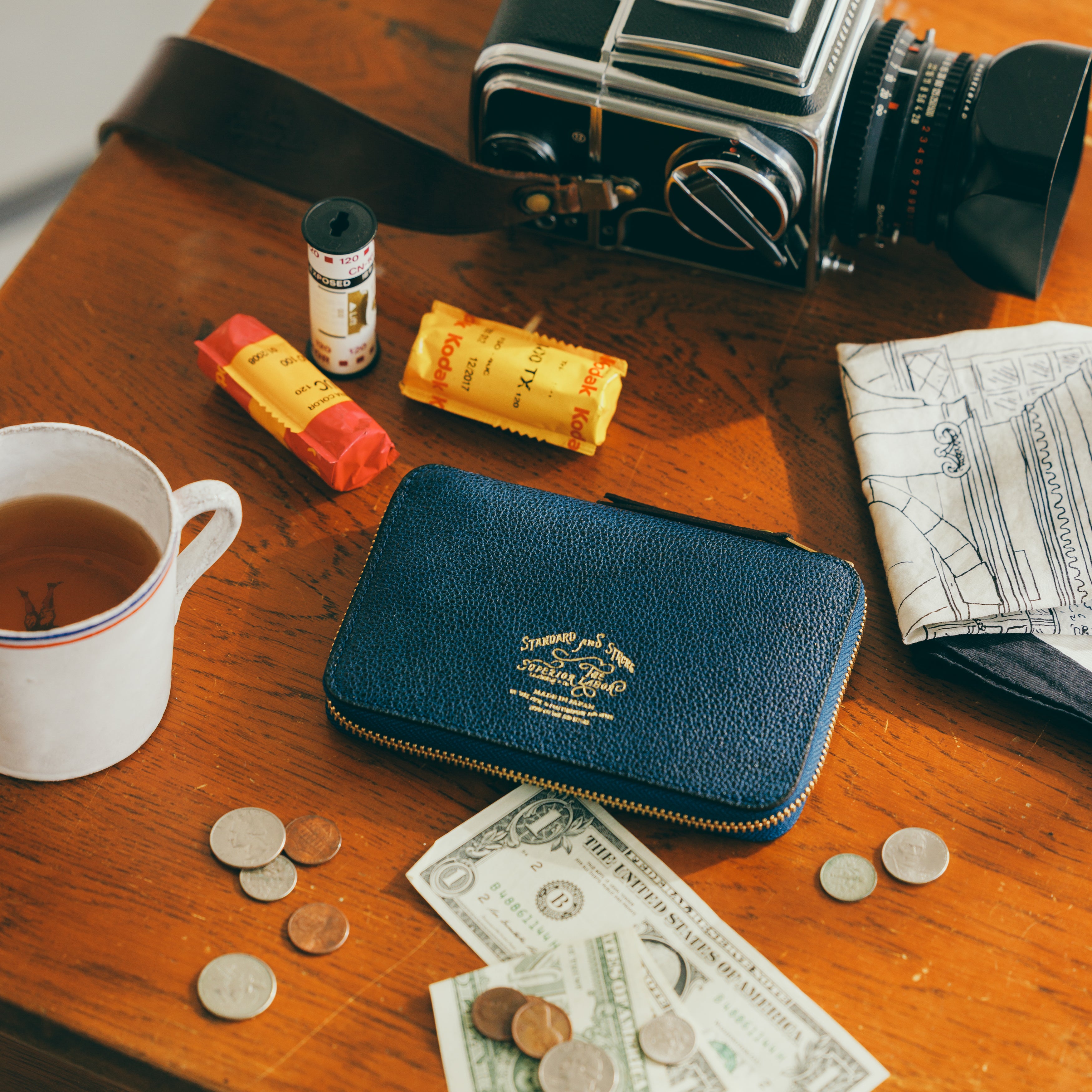 SL0305 KUROZAN indigo zip middle wallet